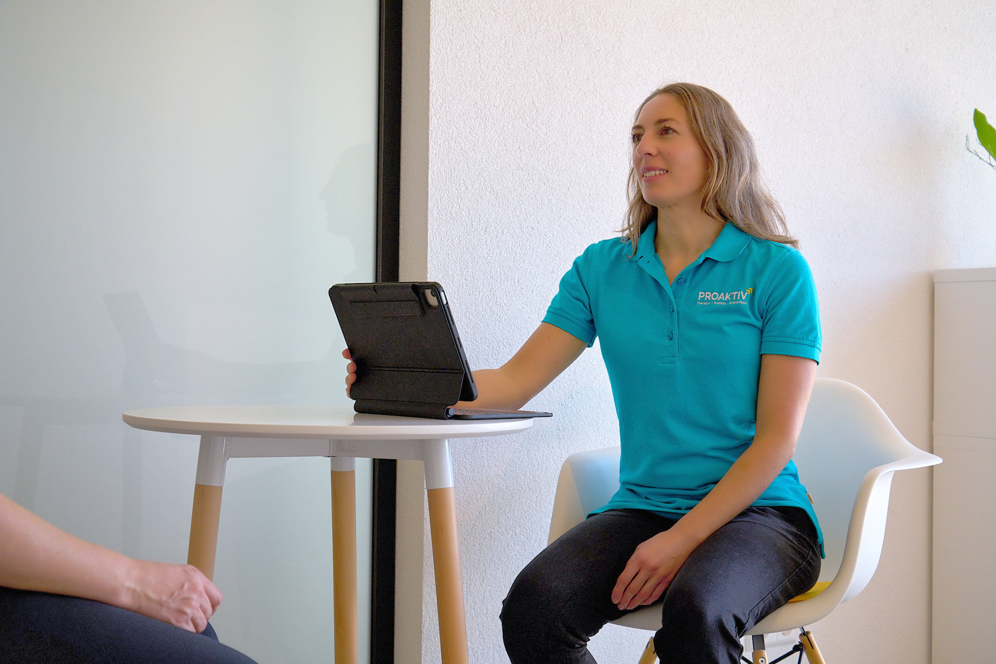 Sabrina Kaindl im Beratungsgespräch für Manuelle Therapie und Beckenbodentherapie