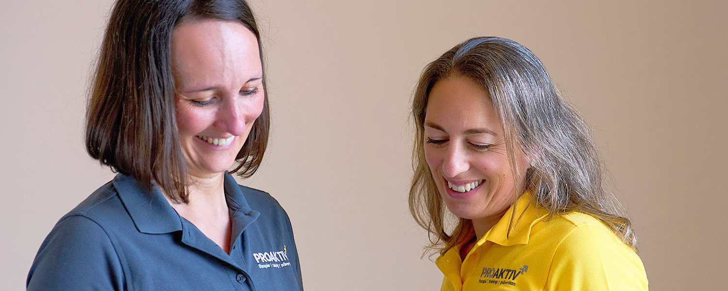 Corinna Hirtler und Sabrina Kaindl - Gründerinnen und Physiotherapeutinnen von PROAKTIV - Privatpraxis für Physiotherapie in Kirchzarten (Dreisamtal)