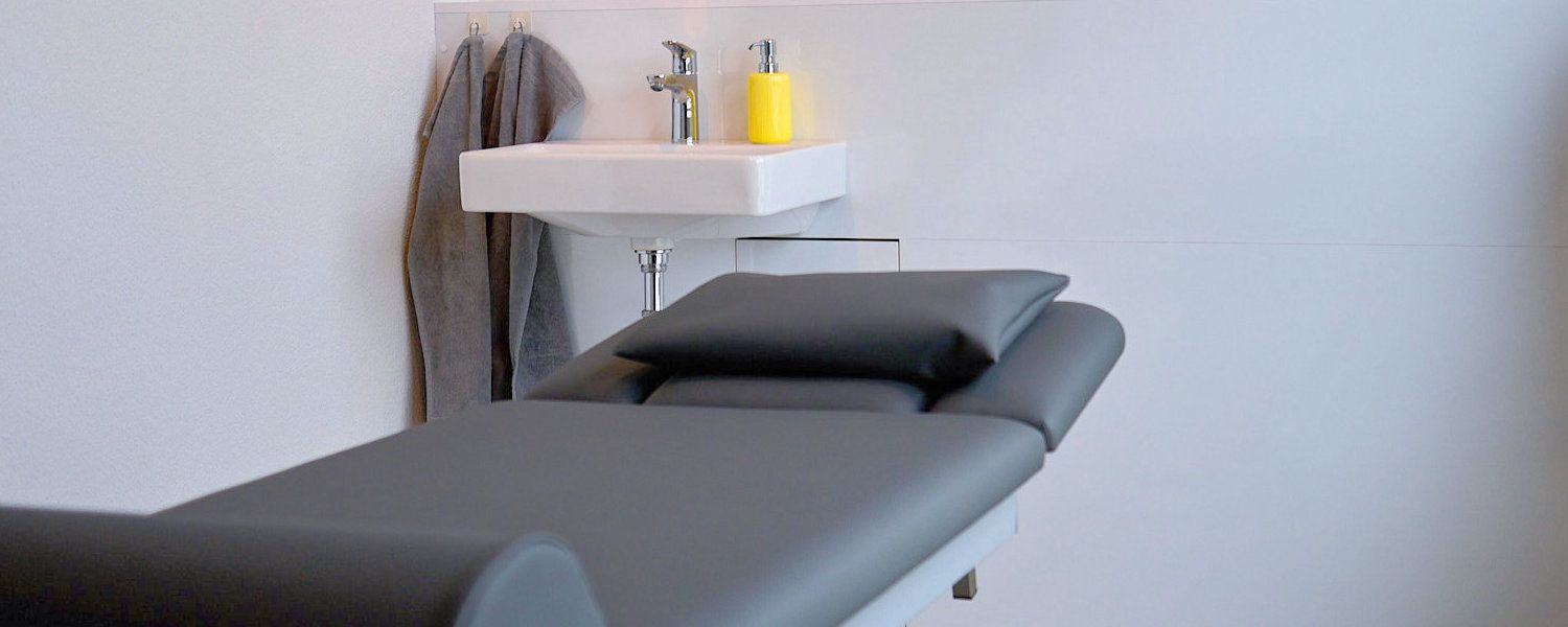 Therapieraum der Privatpraxis PROAKTIV Physiotherapie in Kirchzarten im Dreisamtal